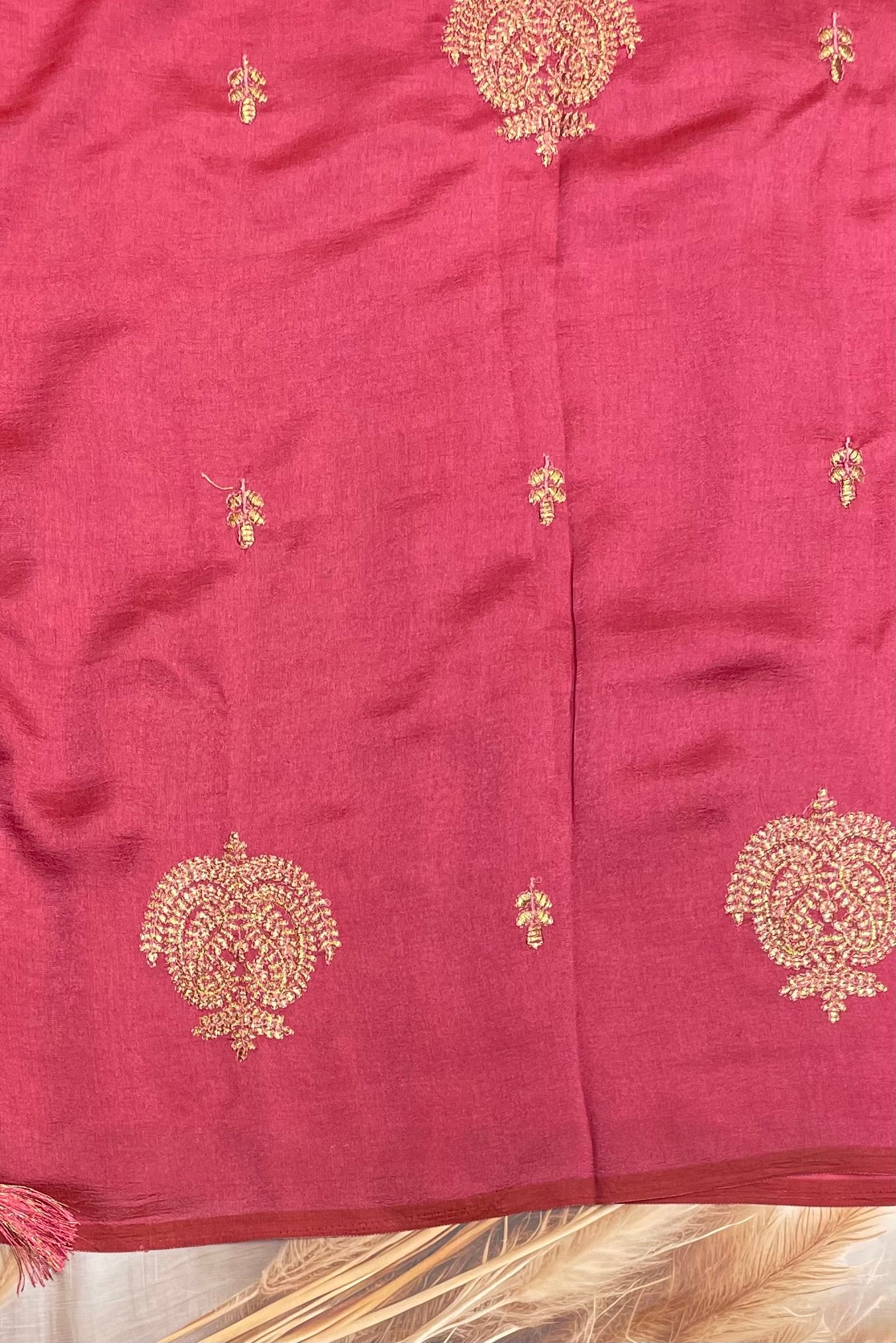 Detailed embroidery work on Onion Pink Malai Silk Saree β delicate patterns for an elegant look