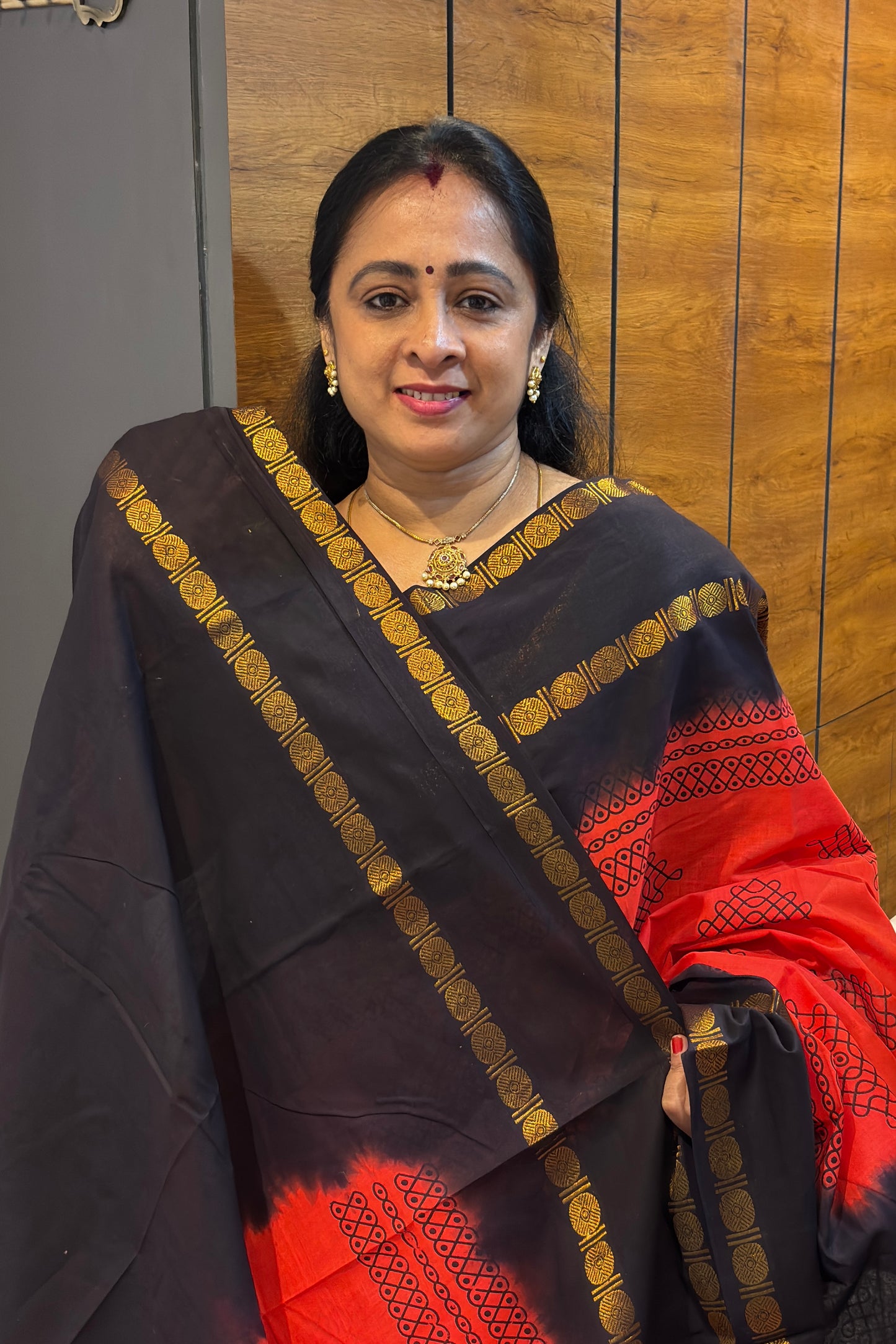 Premium Sungudi Cotton Saree – Kolam Prints- Tomato Red with Black Contrast Rettapet Border | SC28